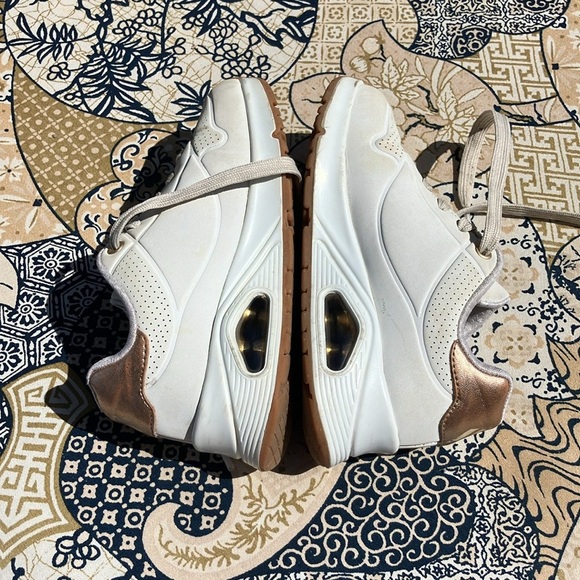 Skechers big kids 12 white sneaker with gold accents and memory foam - Picture 4 of 11